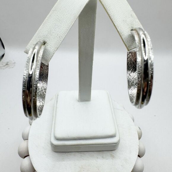 Sarah Coventry Vintage Silver Tone Textured Hoops Hoop Earrings - Picture 3 of 10